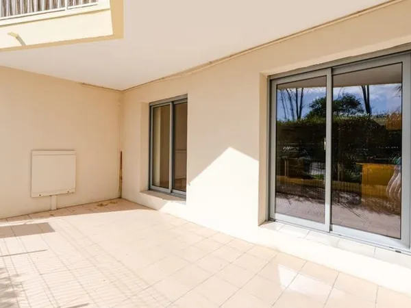 Appartement T3 traversant avec terrasse, garage et cave
