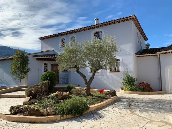 Maison 5 pièces 220 m²