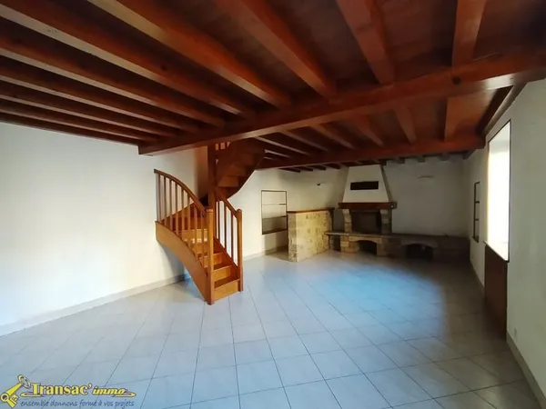 Maison de village 120m2 type F4 avec grange et terrain.