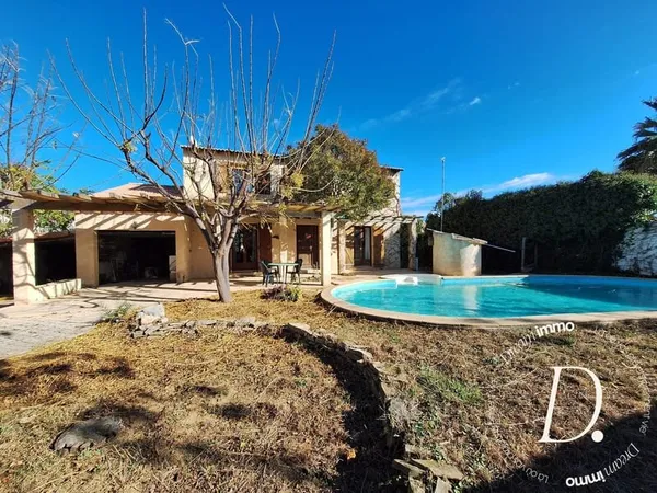 Agréable Villa familiale non jumélée avec piscine, volumes ra