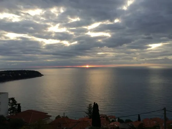 NEAR MONACO MAGNIFICENT 3 BEDROOM FLAT FACING THE SEA