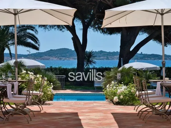 Hôtel à vendre vue mer et Saint-Tropez à 100m de la plage