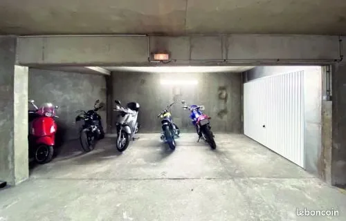 Box Parking PLACE MOTO SÉCURISÉE (INTÉRIEUR)