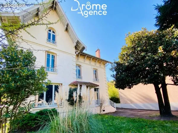 Maison 8 pièces 260 m²