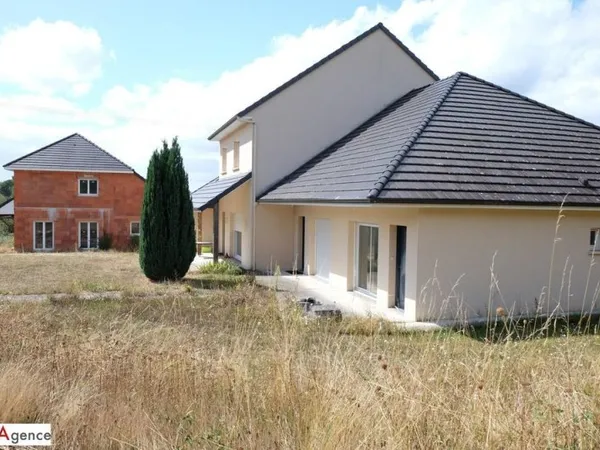 Propriété comprenant troix constructions sur 11 778 m²