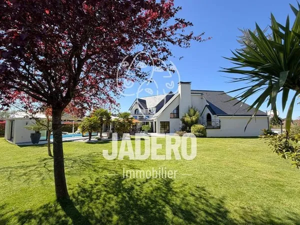 Maison 9 pièces 332 m²
