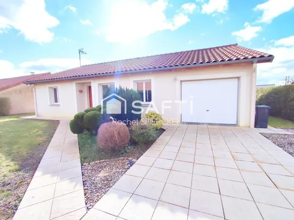 Plain pied individuel avec garage et jardin, au calme
