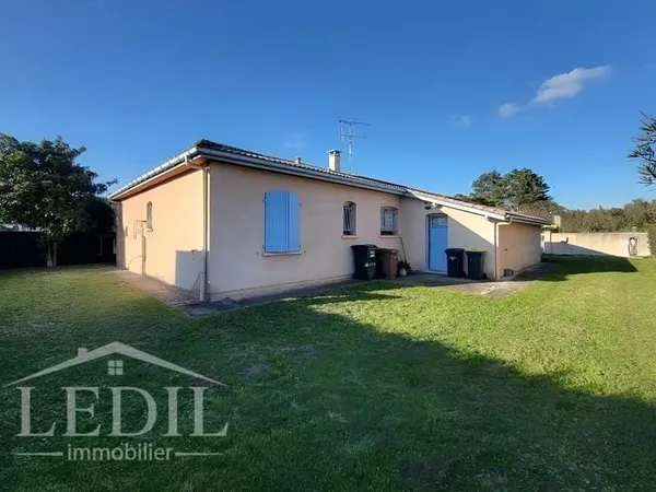 Maison de plain-pied avec jardin