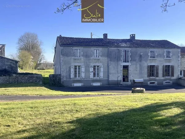 Grande Maison de campagne à restaurer sur environ 3460m2 de terrain (selon bornage).