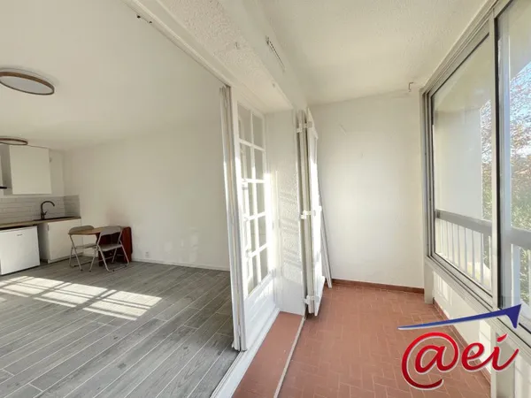 Studio rénové avec parking et cellier