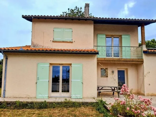 Superbe maison avec piscine, terrasse 70 m², cuisine d'été, garage et jardin arboré. Intérieur lumin