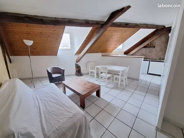 Oloron agréable T2 avec le charme de sa belle poutraison