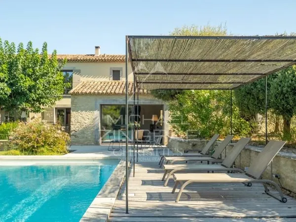 Vue panoramique, élégance provençale et confort contemporain avec piscine