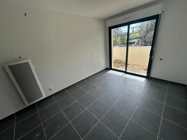 Studio neuf avec terrasse, jardin et parking à Nimes