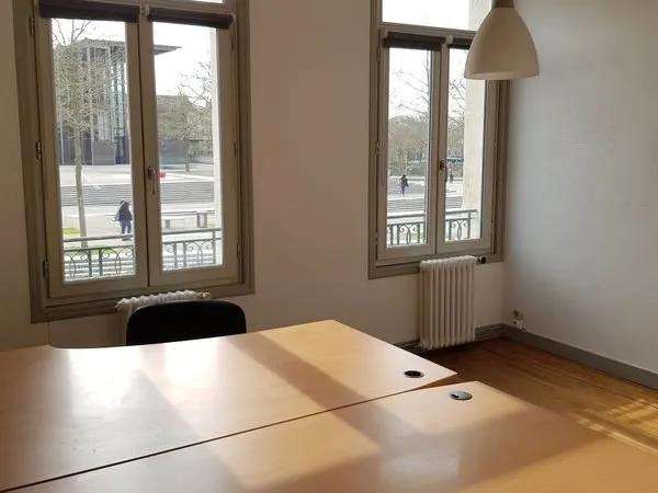 Ensemble de 2 bureaux place de la Brèche à Niort