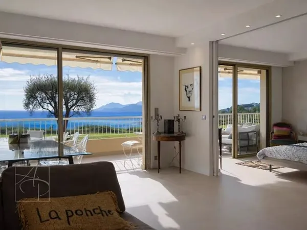 EN EXCLUSIVITE COUP DE COEUR ASSURE POUR CE 3 PIECES AVEC GARAGE ET CAVE PISCINE DANS UNE RESIDENCE 