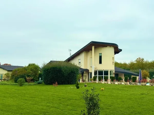 Villa contemporaine sur un hectare paysagé