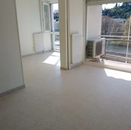 Bel appartement, accès sécurisé, centre ville, 93 m², 5 pièces, excellent état, garage pour 2 voitur