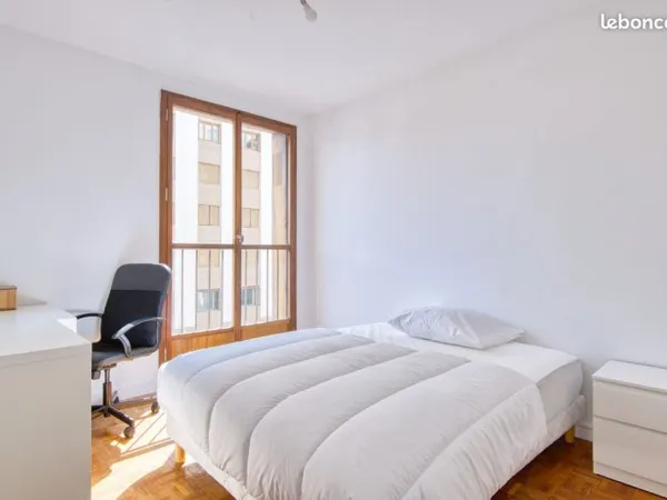 Chambre meublée en colocation - Bd de la Fédération | Métro Chartreux à 3 min