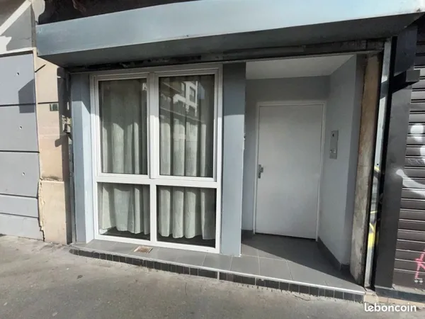 A VENDRE: Local Commercial/ Cabinet médical en rez-de-chaussée - métro à 2 min à pied