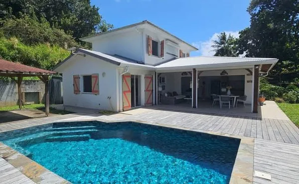 Belle maison F4 en dur avec piscine, jardin au calme dans la