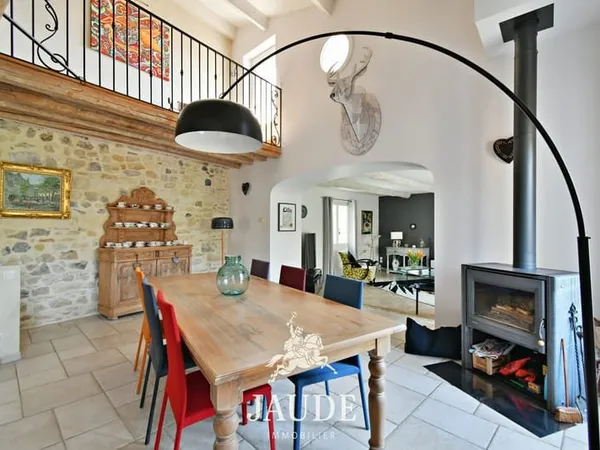Maison de caractère en pierre de 195 m2 avec garage, piscine