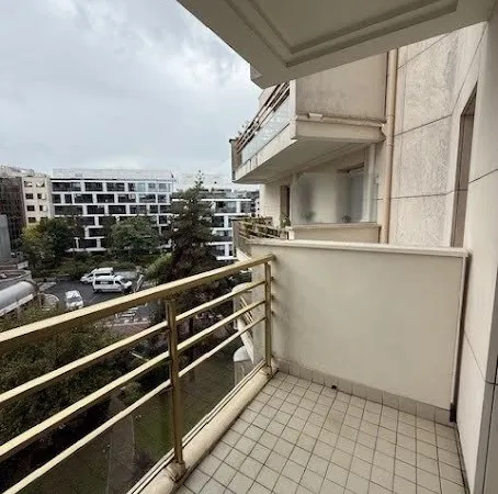 Studio 1 pièce 45 m²