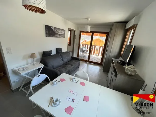 Beau studio cabine avec vaste terrasse, garage fermé et parking extérieur