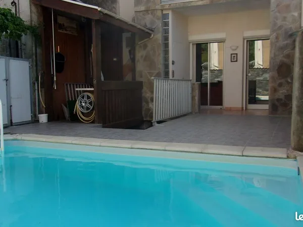 Maison de village avec piscine et terrain attenant