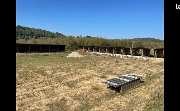 À vendre terrain agricole de grande surface avec boxes à chevaux