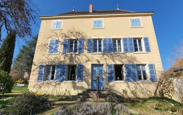 Une discrète propriété bourgeoise dans un joli bourg du Clunysois