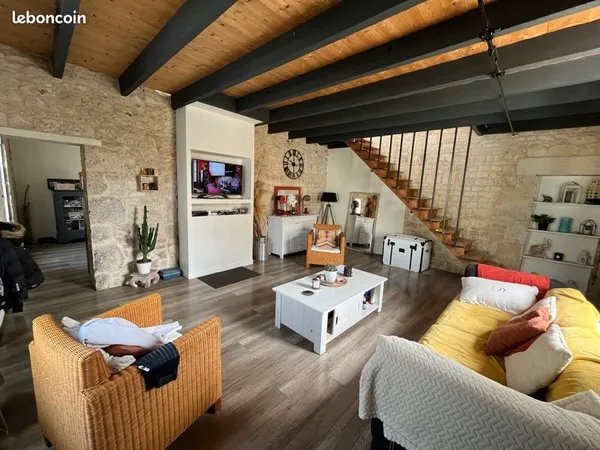 Maison en pierres entièrement rénovée avec beaucoup de charme mêlant ancien et contemporain