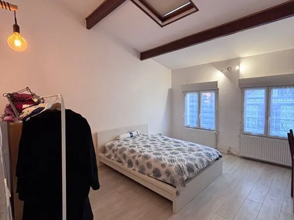 Loue chambre dans maison pour femme
