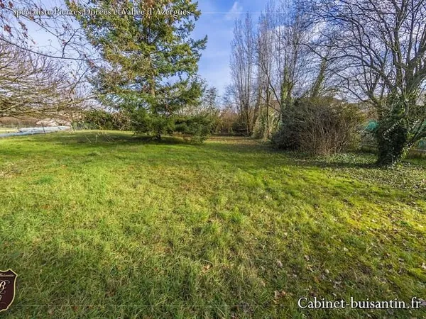 Terrain 587 m²