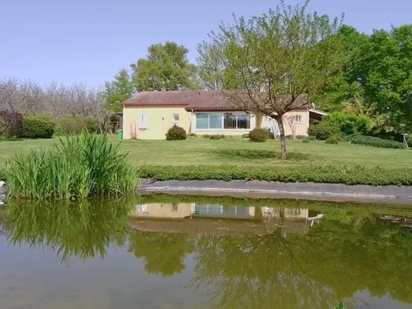 Maison individuelle (2008) au calme absolu avec piscine et garage, proche village animé