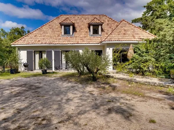 Maison 6 pièces d'environ 180m2 habitables en R+1 avec terra