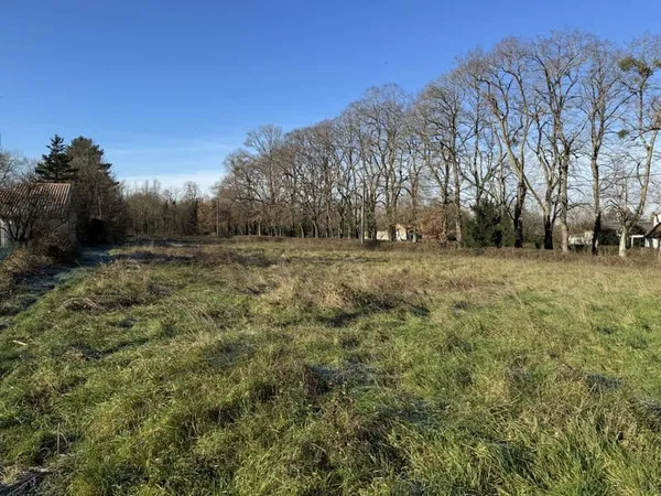 TERRAIN CONSTRUCTIBLE - SAINT BENOIT 1 072 M2