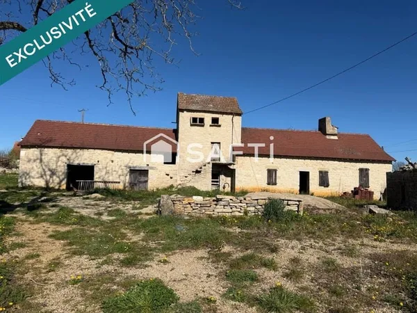 Authentique bâtisse en pierre, parfaite pour une vie au calme à la campagne.