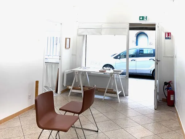 Maison de ville avec local commercial, actuellement galerie d'art, située dans le centre de Arles