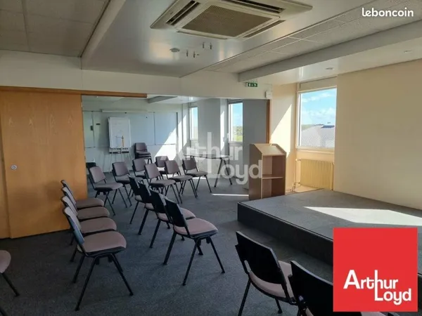 BUREAUX 209 m² MOUILLERON-LE-CAPTIF