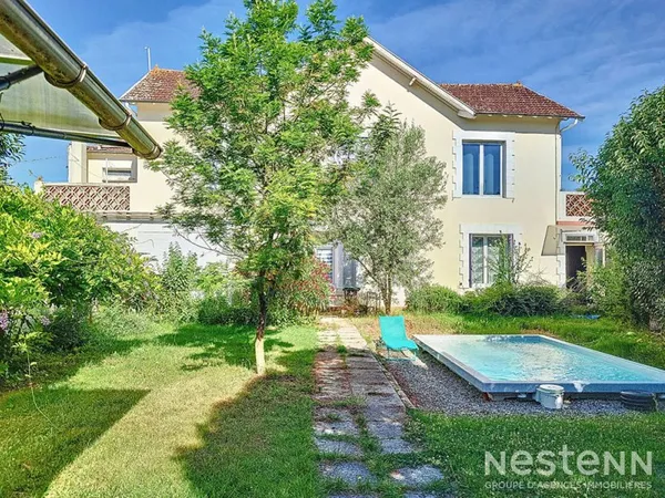 A Vendre Maison en pierre de 175 m² avec garage, dépendance, jardin et piscine sur la commune de Cau
