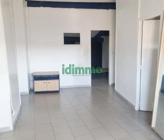 Exclusivité Draguignan centre F2 traversant au dernier étage