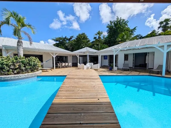 EXCLU Exceptionnelle Villa d'Architecte avec Piscine à Débo