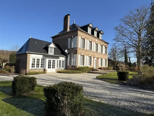 Une propriété comprenant : 1o) Un logis principal, type Maison de Maître construite en briques et co