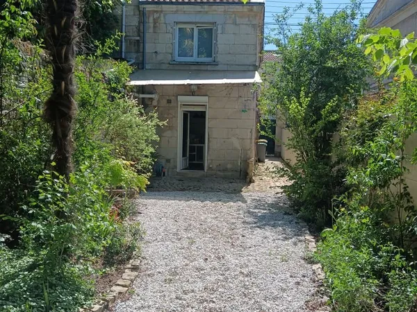 Maison avec petit jardin proche centre-ville de Niort, gare et hôpital (5 min)