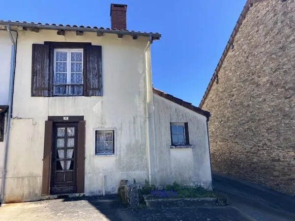 Cette charmante maison de village est prête à être rénovée et se trouve à pied de toutes les commodi