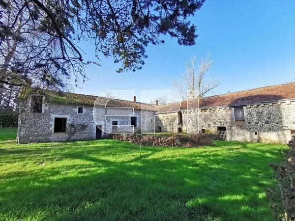 Réf 8129. Luzé. Maison ancienne avec des éléments du XVIIèm