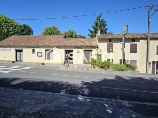 Ensemble immobilier à usage de bar et d'hôtel restaurant à rénover