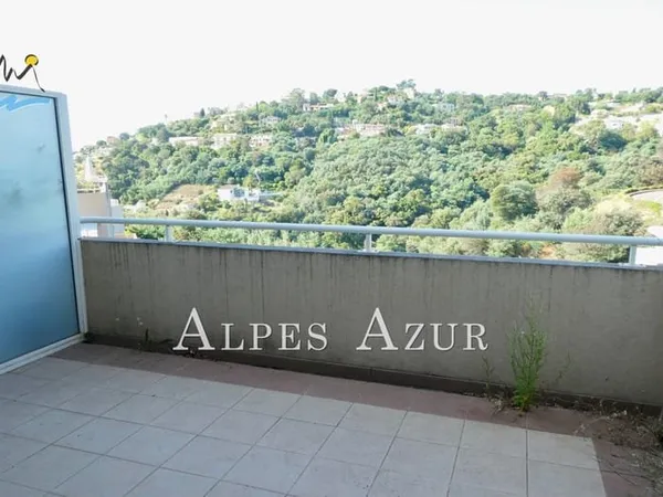 A VENDRE BEAU STUDIO de 29 m2 avec TERRASSE et grand BOX Rè‰SI