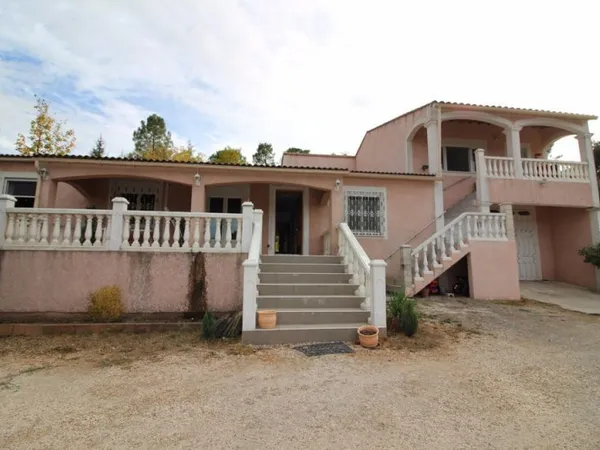 Maison de 210 m2. Terrain de 860 m2.